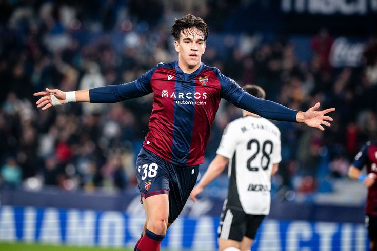 MADRlDISTAS's tweet photo. 🚨💣 ÚLTIMA HORA: O Real Madrid entrou em contato direto por Carlos Espí.

O jogador suspendeu sua saída para a Premier League por causa do Real Madrid.

Sua cláusula de rescisão é de 25 milhões.

@diarioas https://t.co/SsBr8lqR5e