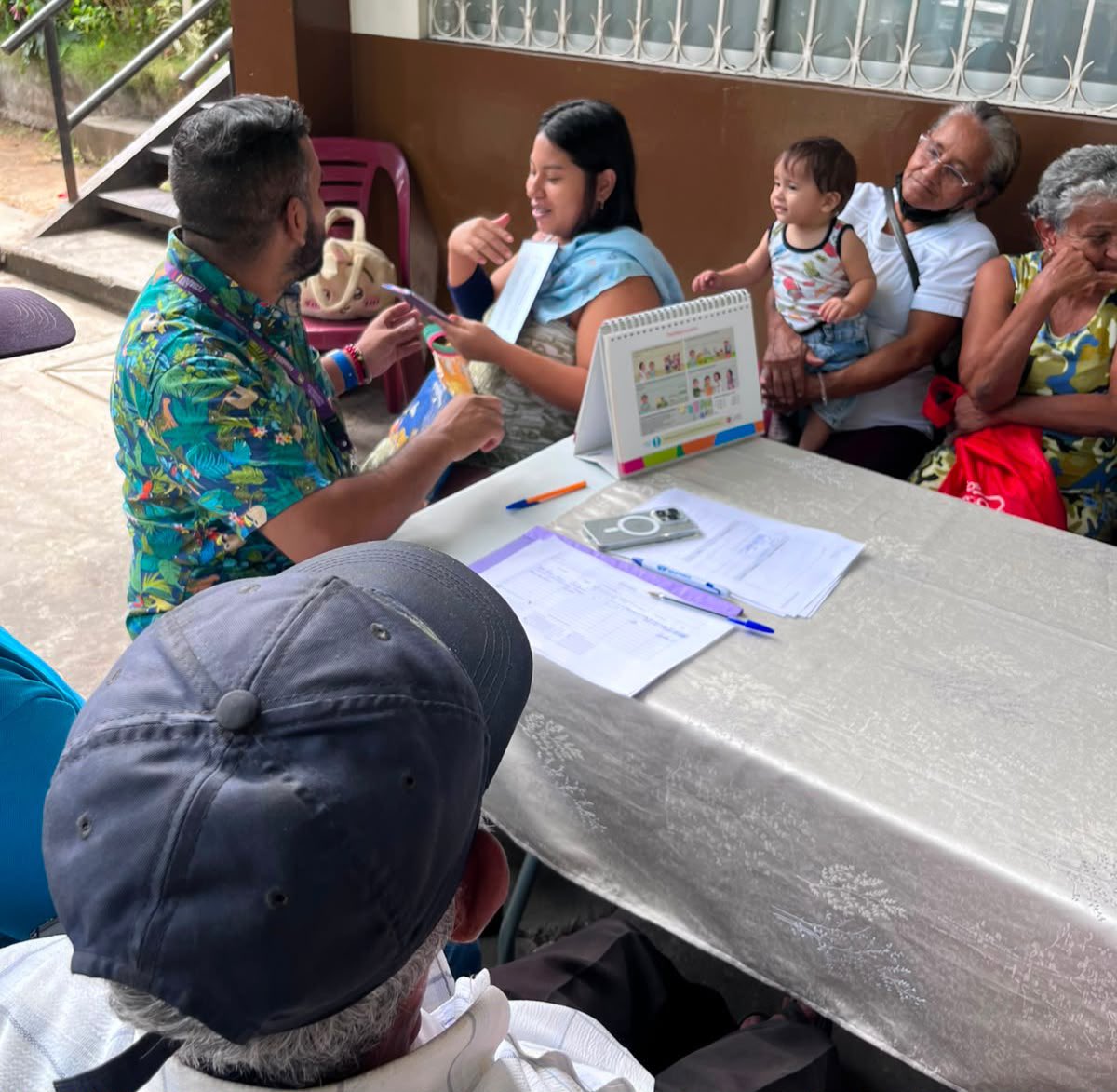 Salud_Guayas's tweet photo. Hombres y Mujeres de sabiduría 🍃 del #NorOeste de #Guayaquil reciben socialización del equipo de Promoción de la @Salud_ec  sobre 🤰🏽la Unidad de Trabajo de Parto y Recuperación de #MarthaDeRoldós y #PanchoJácome.
 
Fortaleciendo el vínculo con la comunidad. https://t.co/UmzV1TDra3