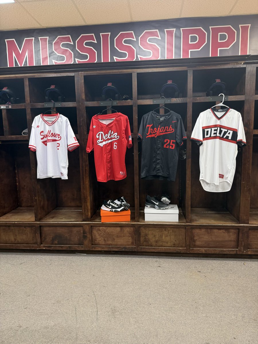 zuistech's tweet photo. After a great talk with @Coach_Gill99 @michael_bianco1 I am blessed to receive my first offer from Mississippi Delta Community College #GoTrojans🖤❤️⚾️ https://t.co/1YC8f5j6wb