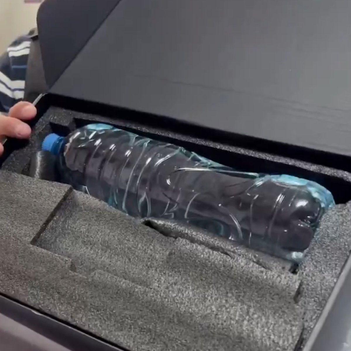 Dexerto's tweet photo. A Russian man who bought an RTX 5070 Ti opened the sealed box only to find a water bottle instead of a GPU

He had spent roughly $1,100 on the graphics card https://t.co/ER8azt1yuq