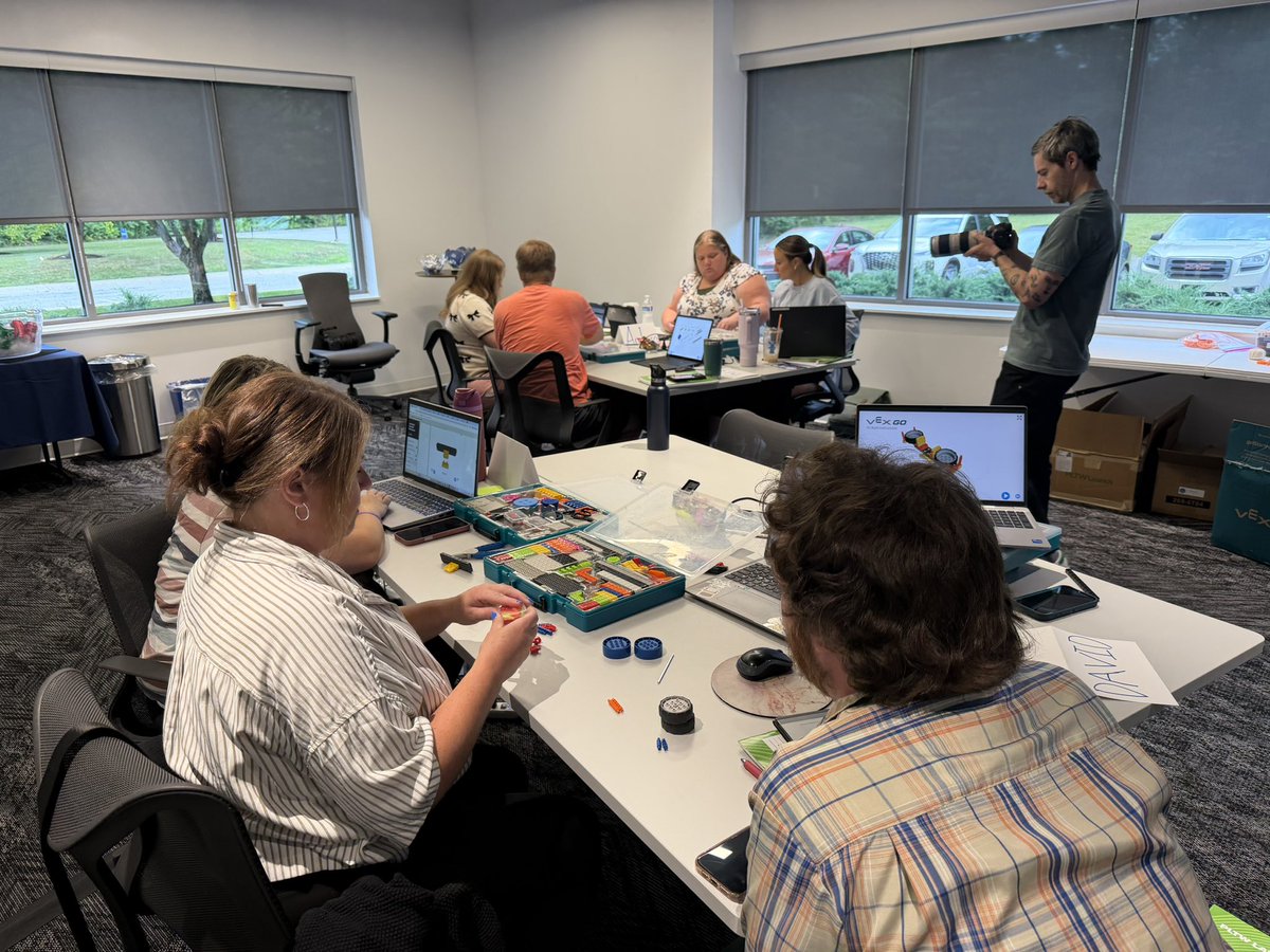 MarvinScience's tweet photo. Had an absolute blast leading this PLTW Launch CTT in Indy! Sharing my love of PLTW was so much fun…and so productive with this amazing group of educators!! @PLTWorg https://t.co/s6rAAjkrTK