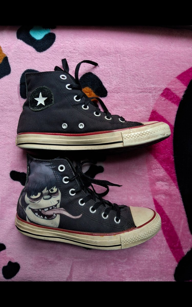 PlasticBeachRad's tweet photo. Nobody asked but im so excited about this i clutched a second pair with him on it for 65$. Right ones already owned
If anyone else has photos of any other pairs w murdoc on them pls send them to me. One pair of converse closer to everything official of him. #gtwt #murdocniccals https://t.co/ht3DSYvO5j