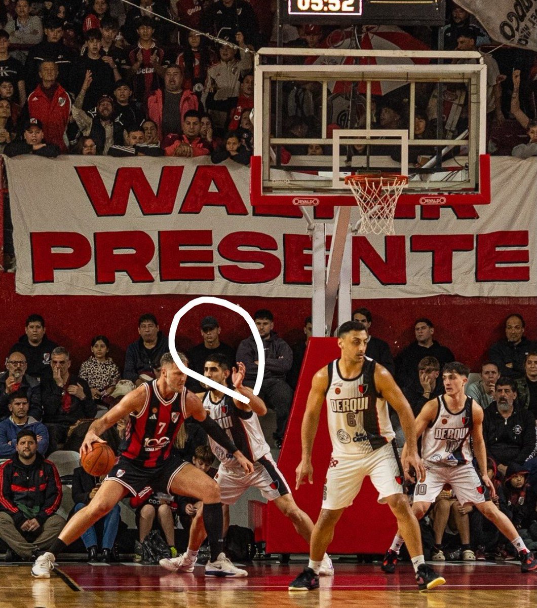 MorenoMarquitos's tweet photo. @xmateoRP El Lunes estuvo en el microestadio bancando al basquet. Se lo banca a muerte al guachin se nota como siente estos colores! https://t.co/uhtM1oQJOy
