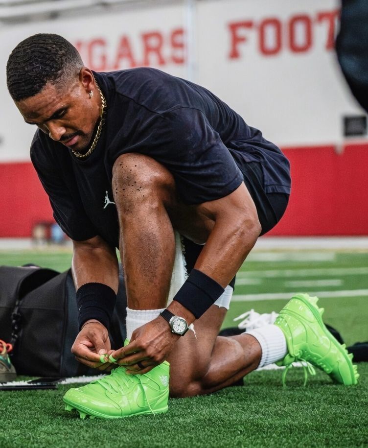 KicksFinder's tweet photo. Jalen Hurts debuts the new Air Jordan 1 Mid TD "Electric Green" while heading to the Eagles Training Camp 🦅🏈 @JalenHurts

Buy it NOW here: https://t.co/okhg85sB9c

#AD https://t.co/UbPK9J6fzW