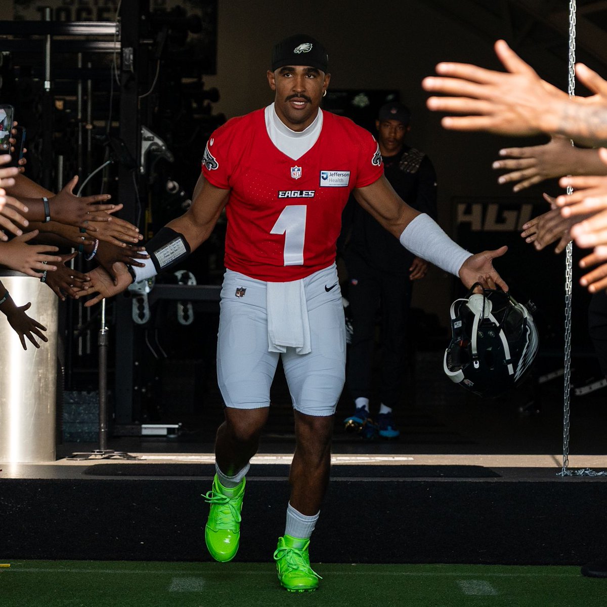 KicksFinder's tweet photo. Jalen Hurts debuts the new Air Jordan 1 Mid TD "Electric Green" while heading to the Eagles Training Camp 🦅🏈 @JalenHurts

Buy it NOW here: https://t.co/okhg85sB9c

#AD https://t.co/UbPK9J6fzW