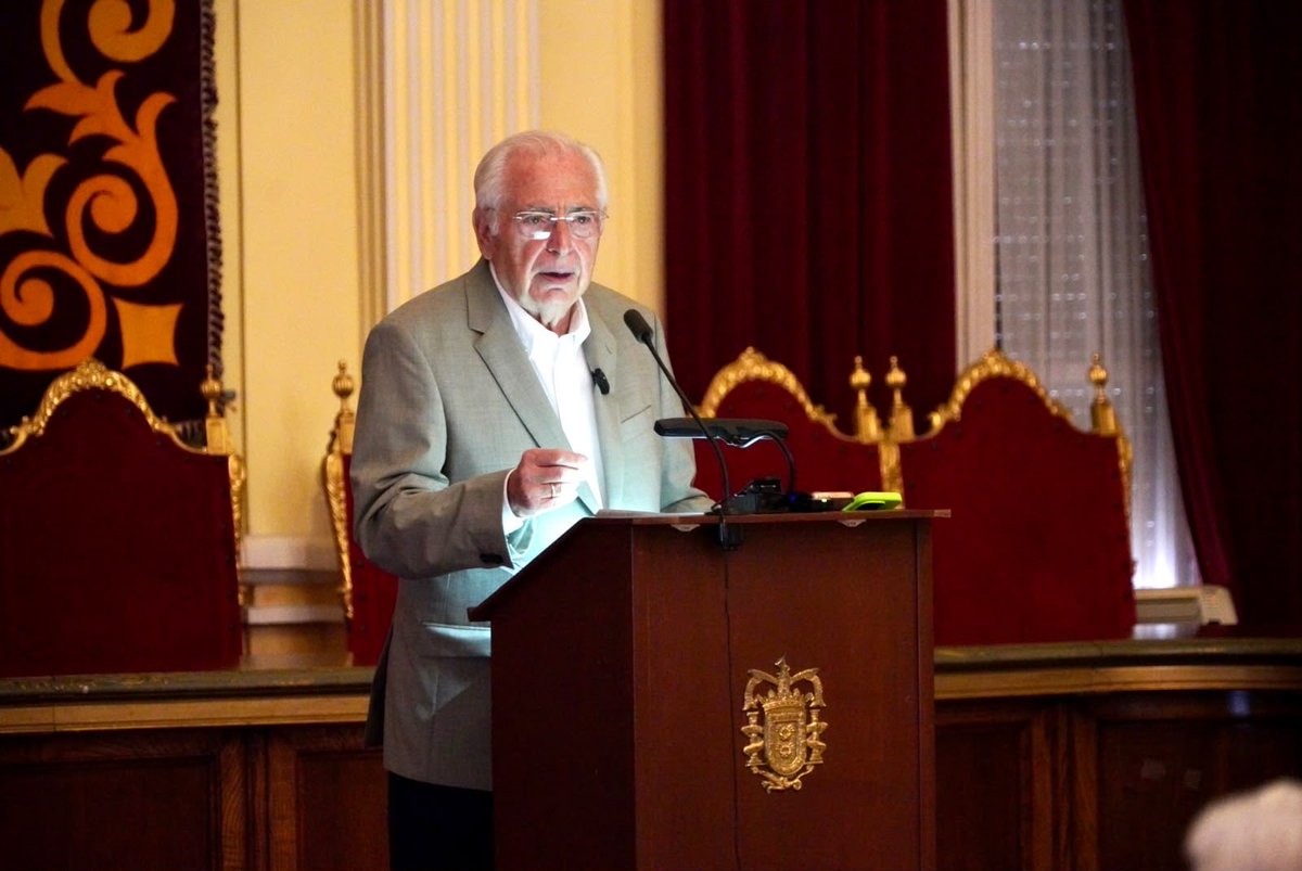 tv_melilla's tweet photo. Juan José Imbroda asegura que el aumento de la presión migratoria no es sólo "cuestión de mafias" y considera determinante el fallo del Tribunal Supremo que impide las "devoluciones en caliente". https://t.co/NcB07eD6kt