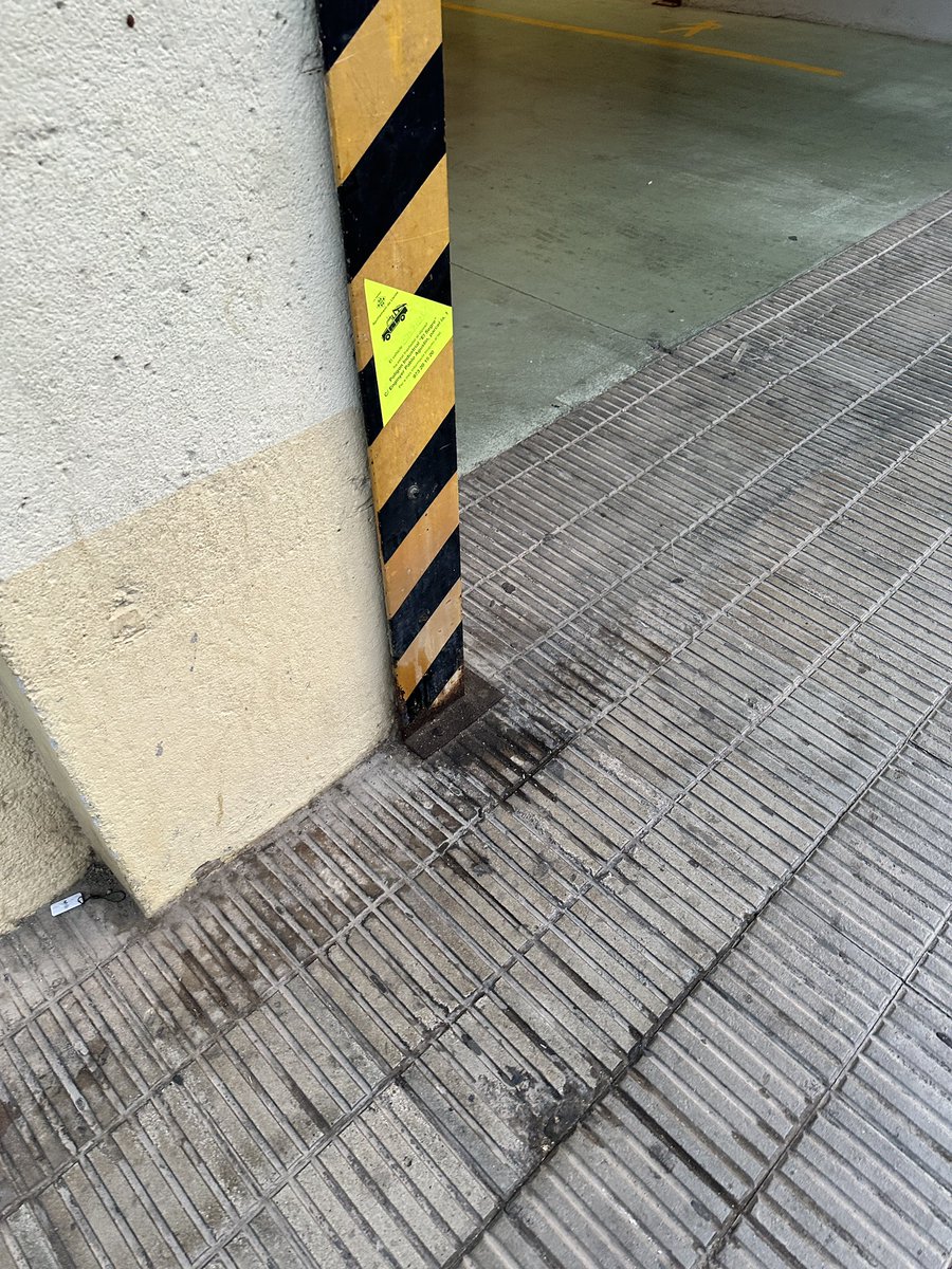 albertvr85's tweet photo. @paerialleida aixo cada dia pitjor, c/pere cavassequia 37/39 https://t.co/X08MVblsE8