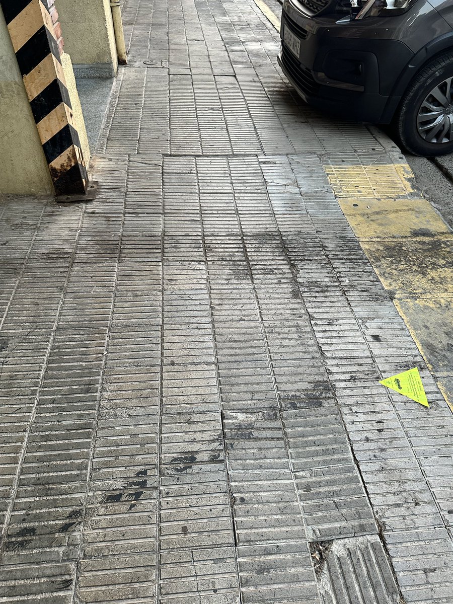 albertvr85's tweet photo. @paerialleida aixo cada dia pitjor, c/pere cavassequia 37/39 https://t.co/X08MVblsE8