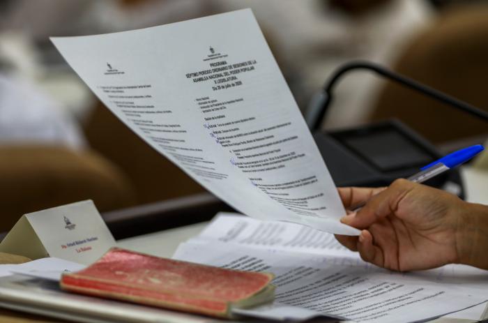 Granma_Digital's tweet photo. ☑️🇨🇺ǀ El secretario del Consejo de Ministros, José Amado Ricardo Guerra, presentó ante la ANPP el proyecto de Ley de Organización de la Administración Central del Estado, aprobado por los diputados como Ley. https://t.co/l6JbksPRMc