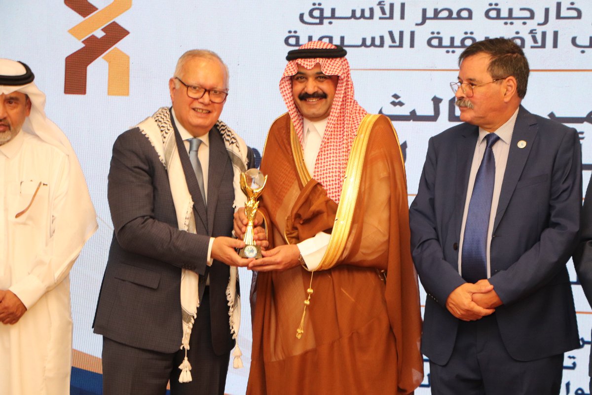 Shalhoub88's tweet photo. " إتحاد الإعلاميين الأفريقي الآسيوي يكرّم الشلهوب بجائزة الإعلام الإنساني لعام 2026م" #القاهرة 

الحمد لله أولًا وآخرًا، فله سبحانه الفضل والمنّة، وما تحقق من إنجاز أو تكريم إلا بتوفيقه، ثم بجهود فريق عملٍ إستثنائي أعتز بالإنتماء إليه.

وأهدي هذا التكريم إلى كل زميل وزميلة في قطاع الإعلام والعلاقات العامة في #مركز_الملك_سلمان_للإغاثة، فهو تكريمكم قبل أن يكون تكريمي. فما تحقق لم يكن ثمرة جهدٍ فردي، بل هو نتاج عمل مؤسسي إحترافي، وتكامل في الأدوار، وإخلاص في الأداء، وإحترافية عالية في نقل الرسالة الإنسانية للمملكة إلى العالم ، من نخبة من الكفاءات الوطنية المخلصة التي تؤمن بأن الإعلام رسالة ومسؤولية وتسخر خبراتها وإبداعها لإبراز الأثر الإنساني العظيم الذي يقدمه المركز ، بما يعكس المكانة الإنسانية الرائدة ل #المملكة_العربية_السعودية.

شكرًا لكل زميل وزميلة كانوا شركاء في كل قصة نجاح ، وأسأل الله أن يجعل هذا التكريم حافزًا لمواصلة العطاء وأن يوفقنا جميعًا لخدمة ديننا ثم مليكنا ووطننا، وأن نكون دائمًا على قدر المسؤولية في نقل رسالة المملكة الإنسانية إلى العالم.