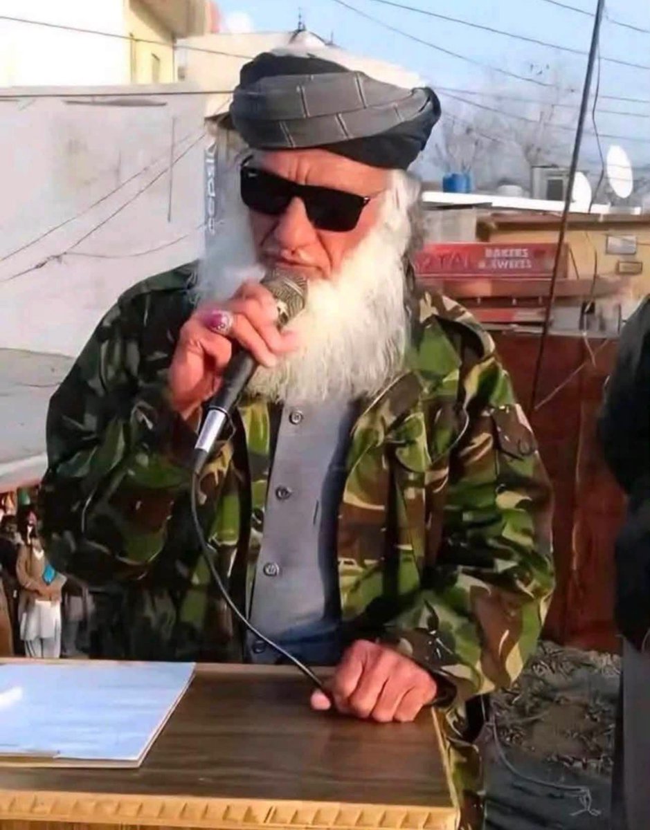 zeshmohmand's tweet photo. کمانڈر فاروق کو شہید کیا گیا💔

یہ وہی کمانڈر فاروق ہے, جس نے اسوقت انڈین فوج کو چاروں شانے چت کیا جب پاکستانی فوج مکمل طور پر فیل ہوچکی تھی!!
اپنے ہی محسنوں کو مارا جارہا ہے!! https://t.co/JKcD8oWveW