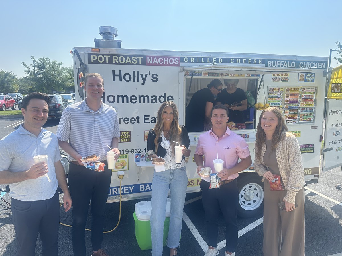 tfowealth's tweet photo. Nothing like stepping outside for some fresh air, good food, and great company. Our TFO team took a break today to enjoy lunch from Holly's Homemade Street Eats.
#tfoeats #LunchBreak https://t.co/k3DgdMx7MM