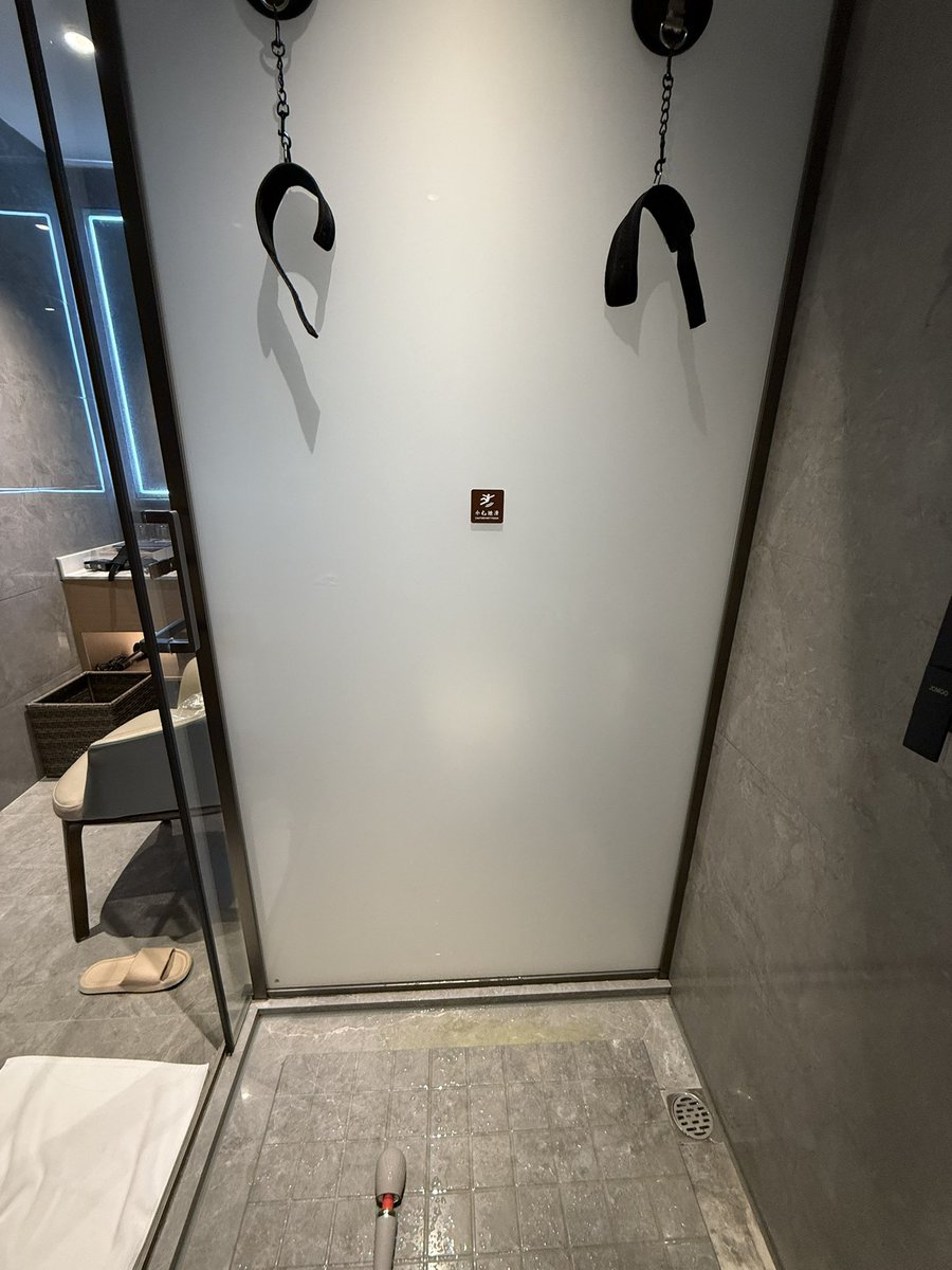 bratfrida's tweet photo. 今天小狗在被捆起来挠完了之后说想要尿尿。那必须把小狗绑起来用震动棒高潮帮助排尿啦。刚开始还有tk留下的粘液湿的不行，最后尿液混着爱液一起喷出��足一分多钟呢（开始前小狗说自己会淫叫求我给她戴口球来着）#强高 #捆绑 #sm #排泄控制 #震动高潮 #tk https://t.co/H0x3ltRtcM