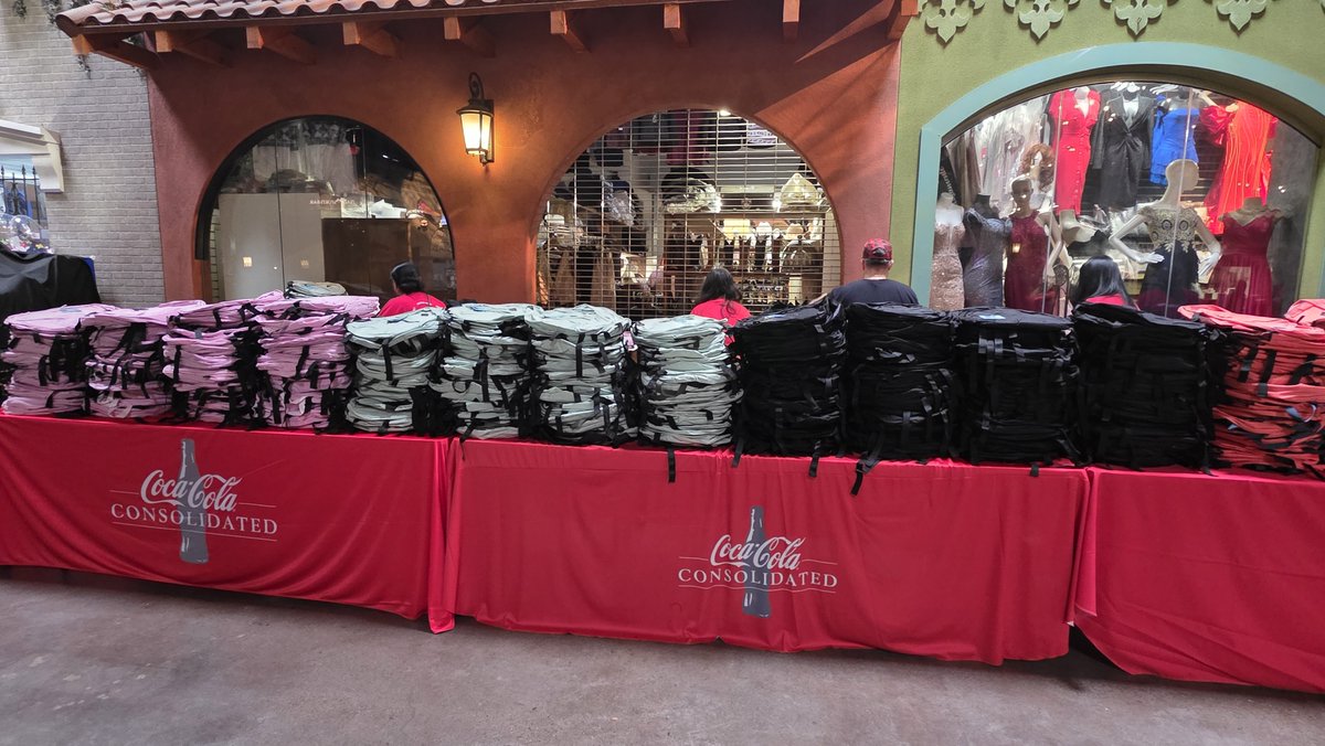 CokeCCBCC's tweet photo. ✏️ Back-to-school season is officially here and our Teammates in Nashville kicked it off with the Hispanic Family Foundation at @plazamariachiMC!

We were honored to provide backpacks for students and families to use in the coming school year. 🎒 https://t.co/e3iEXUQFMU