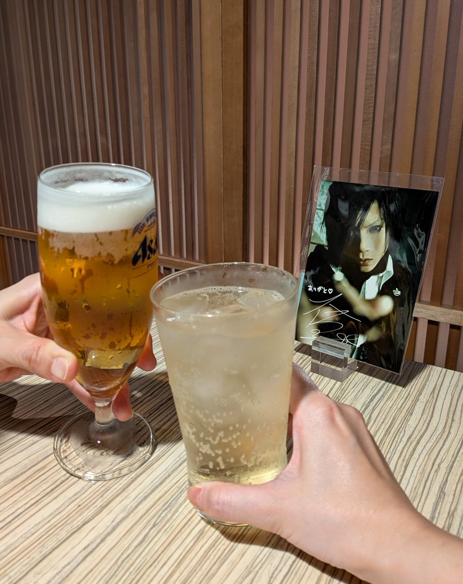 agtdys's tweet photo. いやー、凄いものを観た。
約20年ぶりの蜉蝣しなさいって…もう時空歪んでるのかと思ったよ…
既にあちこち身体痛いけど思う存分暴れて本当に楽しかった。
メリーとムックの良さにも改めて気づけたし、こんな貴重な御三家ライブに行けて幸せでした。関係者の皆様に感謝。
大佑めっちゃ愛されてんなー！ https://t.co/j611WWznQJ