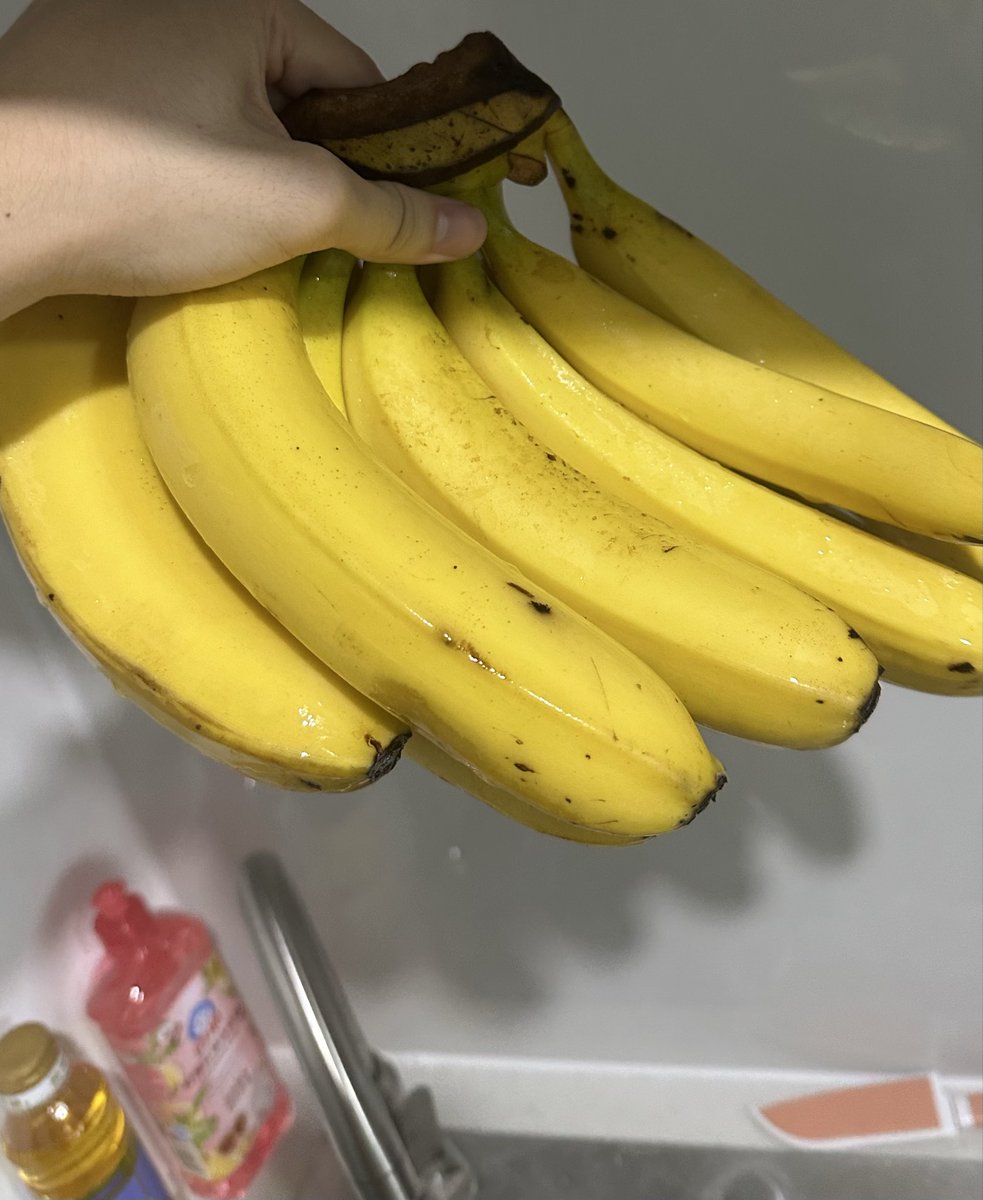 Kayyzb7's tweet photo. 六块钱买了十一根香蕉。 https://t.co/JsnYjJl1gV