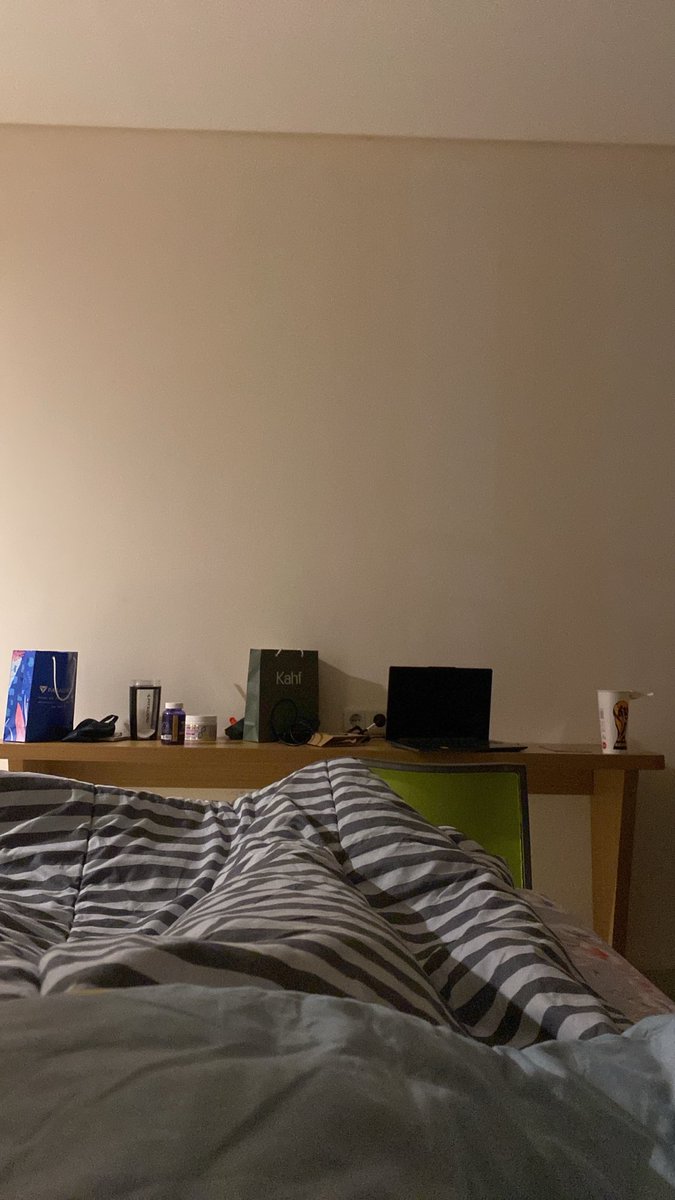 peebarrr99's tweet photo. tbtb ngeliat pemandangan tidur gua dan sangat bersyukur, kenapa?

1. goodiebag yg menandakan gua dapat kesempatan di tempat yg diimpikan
2. shaker + suplemen menandakan lifestyle fitness yg diimpikan
3. laptop menandakan punya kerjaan
4. cola zero, menandakan gua bebas gofood. https://t.co/3Am3evDUbC