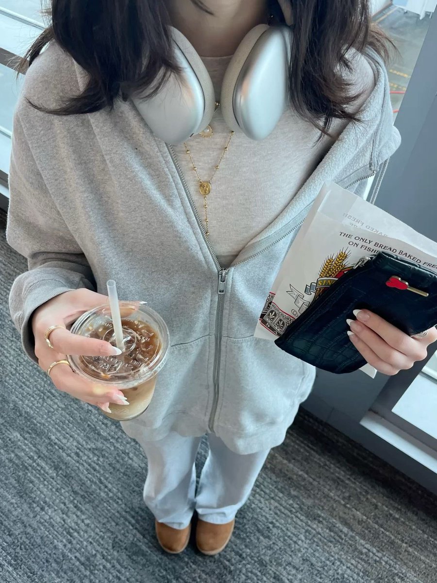 heelia1009's tweet photo. How  pinterest  sees  me  ❤︎    
๑  𝓲dol   
๑  𝓪lbum    
๑  𝓹hotocard  
๑  𝓪irport outfit https://t.co/wTifKpxZHr
