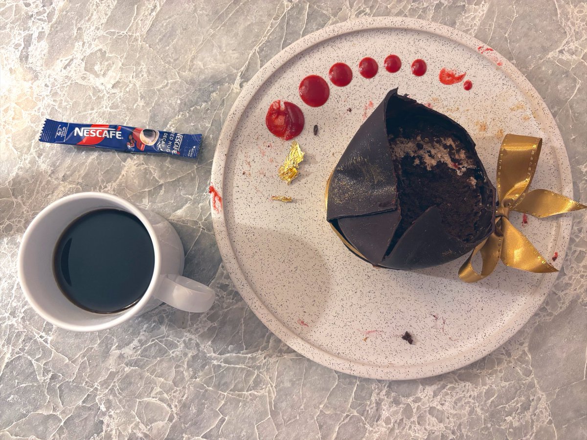 stand_yang5010's tweet photo. 木曜日の夜の夜コーヒー。ホテルが補充してくれたNESCAFÉ DECAF。ペアリングはまだまだ残っているホテルが差し入れてくれた金箔ケーキ。一人で消化できるのか。。。#TGIT #華木 明日はお休みです。 https://t.co/WS2mmt1R09