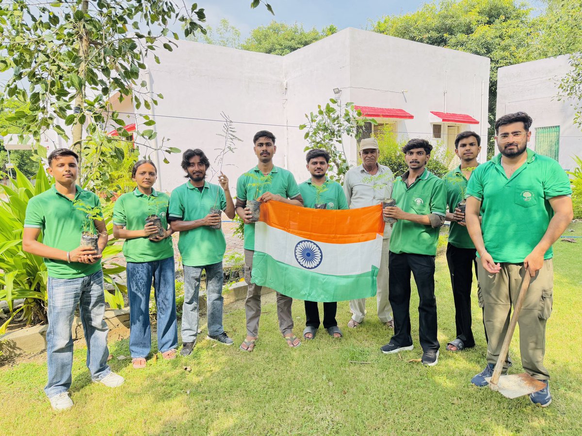 enclubmrt's tweet photo. #KargilVijayDiwas की 27वीं वर्षगाँठ पर क्लब ने संजय वन #मेरठ में युद्ध के अमर शहीदों व वीर जवानों के शौर्य, पराक्रम की स्मृति में #पौधारोपण कर #वृक्षांजलि दी। इस दौरान आँवला व सहजन के पौधे रोपित किए गए। टीम ने #भारत की अखंडता बनाए रखने का शपथ भी ली।
#चलो_मिलकर_एक_पौधा_रोपें https://t.co/61uBIqAb1s