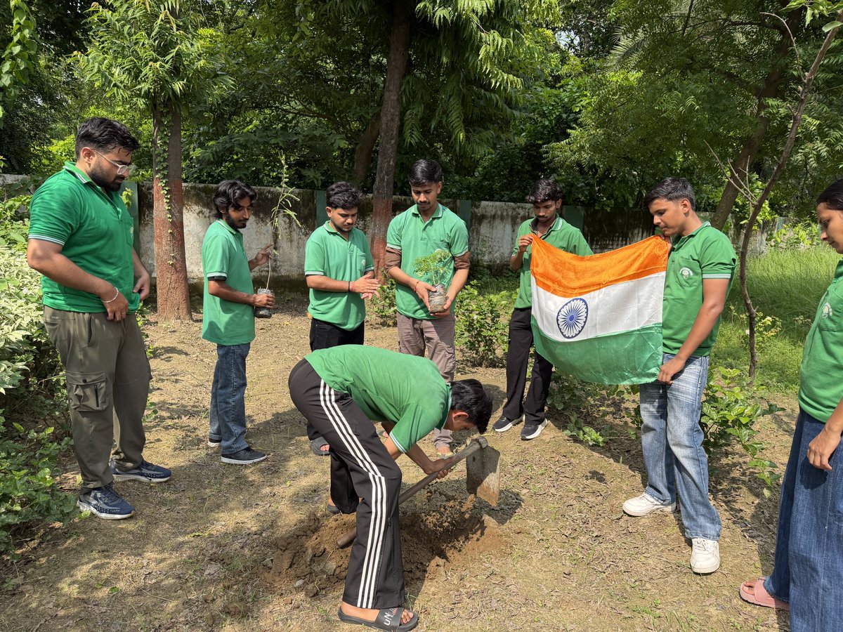 enclubmrt's tweet photo. #KargilVijayDiwas की 27वीं वर्षगाँठ पर क्लब ने संजय वन #मेरठ में युद्ध के अमर शहीदों व वीर जवानों के शौर्य, पराक्रम की स्मृति में #पौधारोपण कर #वृक्षांजलि दी। इस दौरान आँवला व सहजन के पौधे रोपित किए गए। टीम ने #भारत की अखंडता बनाए रखने का शपथ भी ली।
#चलो_मिलकर_एक_पौधा_रोपें https://t.co/61uBIqAb1s