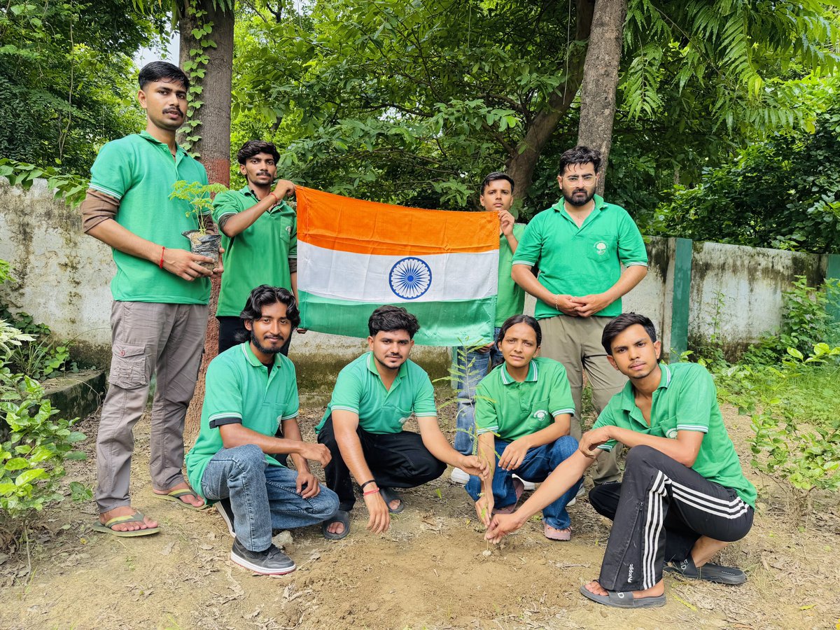 enclubmrt's tweet photo. #KargilVijayDiwas की 27वीं वर्षगाँठ पर क्लब ने संजय वन #मेरठ में युद्ध के अमर शहीदों व वीर जवानों के शौर्य, पराक्रम की स्मृति में #पौधारोपण कर #वृक्षांजलि दी। इस दौरान आँवला व सहजन के पौधे रोपित किए गए। टीम ने #भारत की अखंडता बनाए रखने का शपथ भी ली।
#चलो_मिलकर_एक_पौधा_रोपें https://t.co/61uBIqAb1s