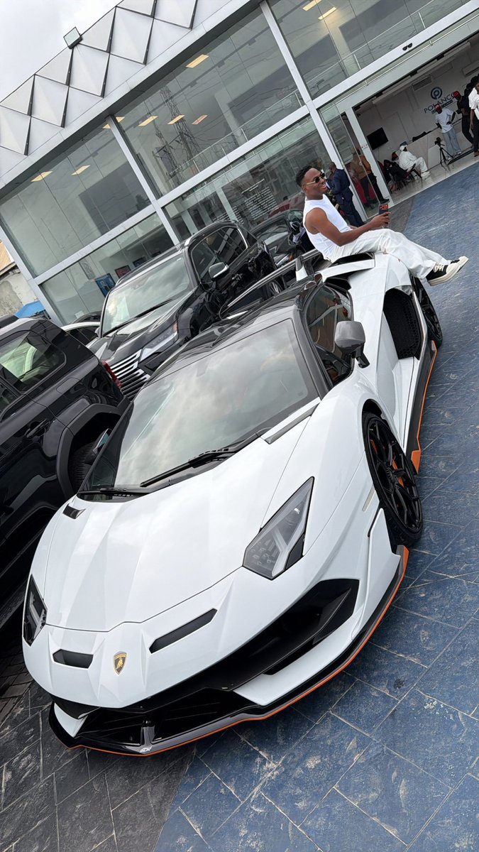phablodoll's tweet photo. Congratulations my big mentor 🎉🤍
A brand new Pure White SVJ Roadster ! Damn 🙄🤍 
@Jeffforex_

I promise myself that I'm gonna buy more than this. I need to stop playing 🤤🤲🏻 Let's go crazy @phablodoll #ForexTrader #FOREXNEWS #TradingMindset #TradingPsychology https://t.co/C18oVGz8Yq