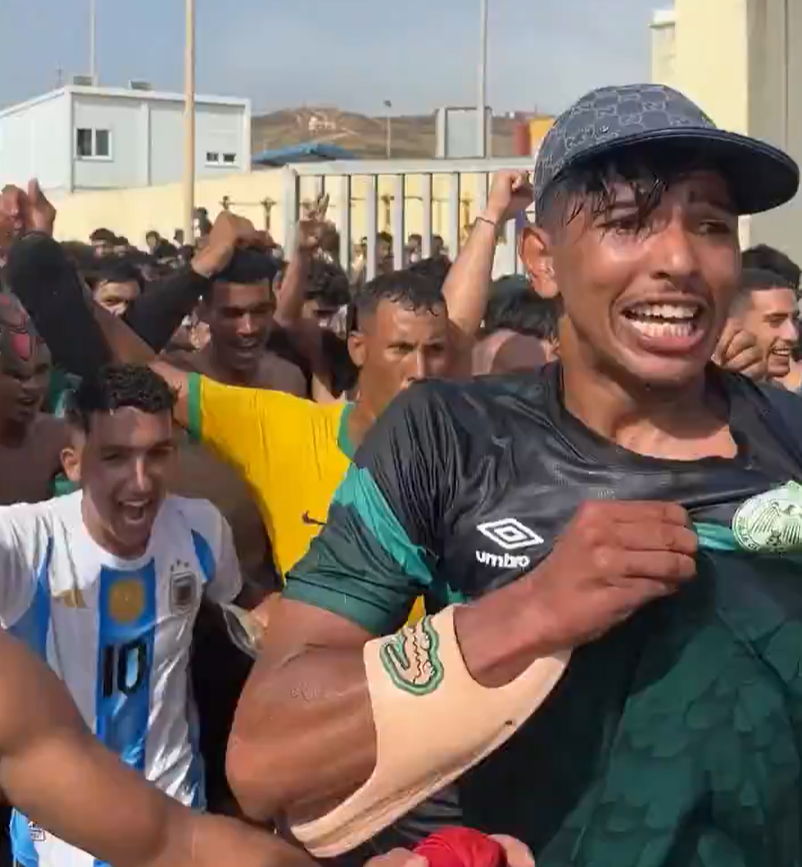 MastaGonzo's tweet photo. Les mecs sont tellement confiants que des associations vont tout prendre en charge qu'ils débarquent en claquettes et à moitié à poil. Putain de dystopie cauchemardesque.
#Ceuta https://t.co/QImiAHAHfg