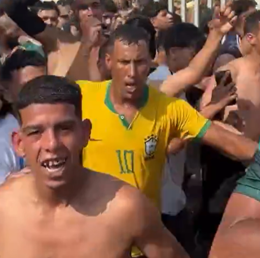 MastaGonzo's tweet photo. Les mecs sont tellement confiants que des associations vont tout prendre en charge qu'ils débarquent en claquettes et à moitié à poil. Putain de dystopie cauchemardesque.
#Ceuta https://t.co/QImiAHAHfg