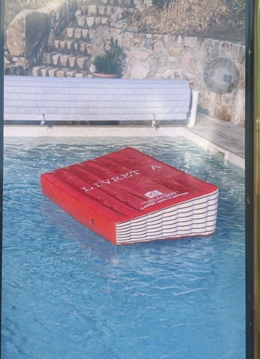 cldoaisi's tweet photo. les riches c une DINGUERIE les darons de mon bestie ont acheté une bouée de piscine LIVRET A https://t.co/bT7AqrSaNQ