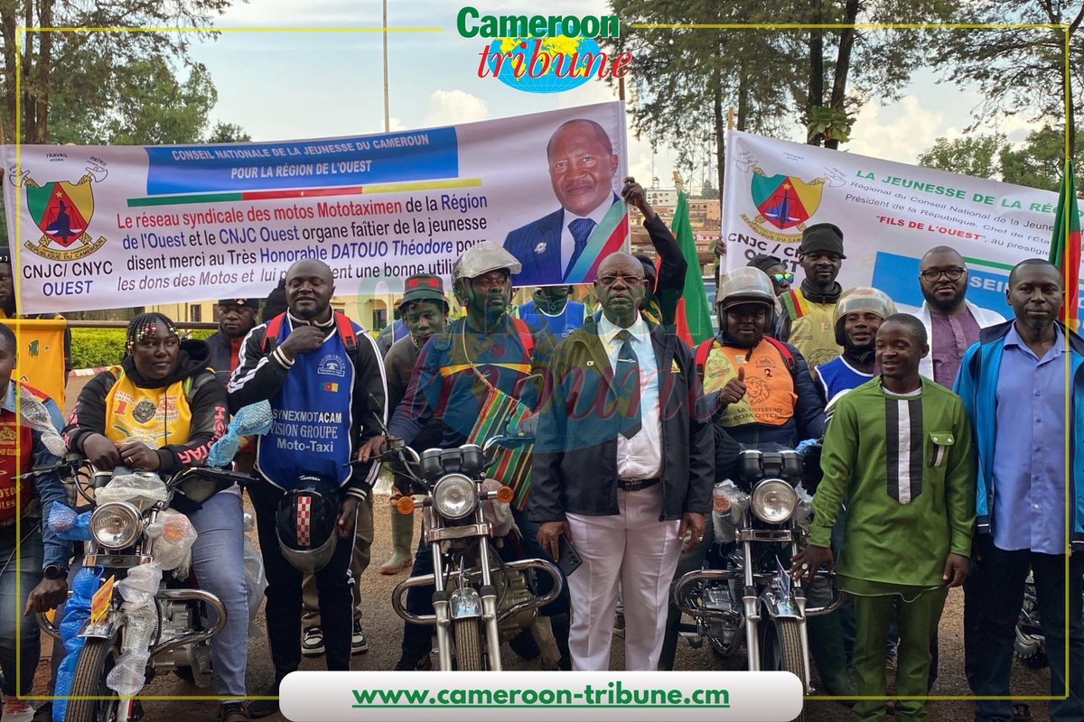 CamerounTribune's tweet photo. #Bafoussam : le #PAN offre des #motos aux #syndicats de #mototaxis

Les responsables des syndicats de mototaxis de Bafoussam ont reçu les clés de 4 motos offertes par le président de l’Assemblée Nationale, le Très honorable Théodore Datouo. https://t.co/M6WDE6NmKa