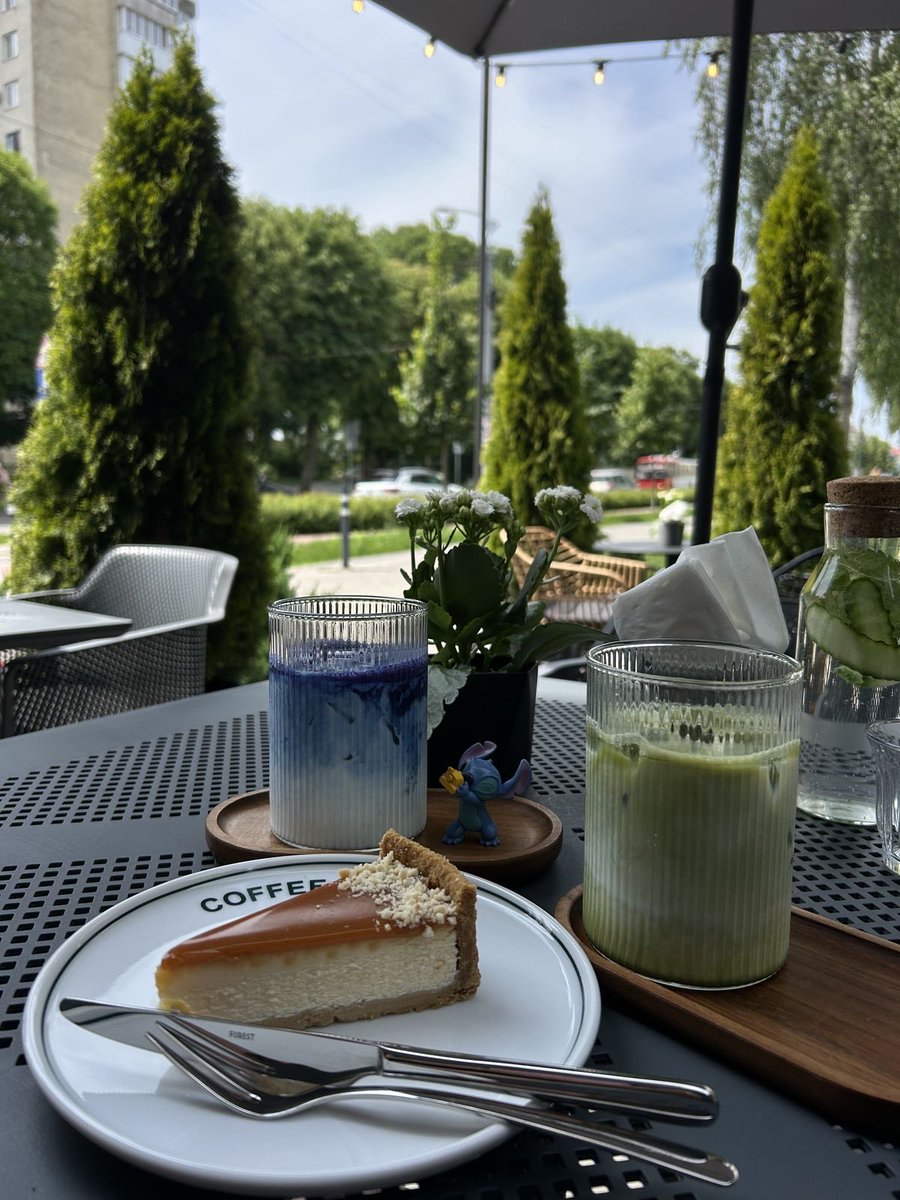 eatsbreads's tweet photo. a little afternoon snack in the sunshine
and matching my drink to my outfit 💕 https://t.co/SbWumxzqkK