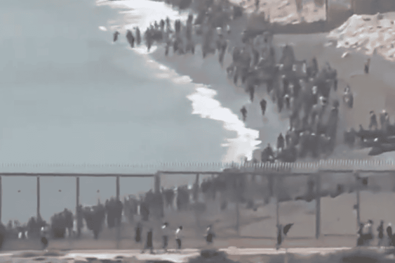 ErgoMxDigital's tweet photo. #Destacada, Internacional Ceuta vive una emergencia migratoria: miles cruzan desde Marruecos 🛶 CETI desbordado, menores y familias en riesgo, aumentan las muertes en la costa ⚠️ 🔗https://t.co/83WERiFoOX https://t.co/4bnogqwX8l