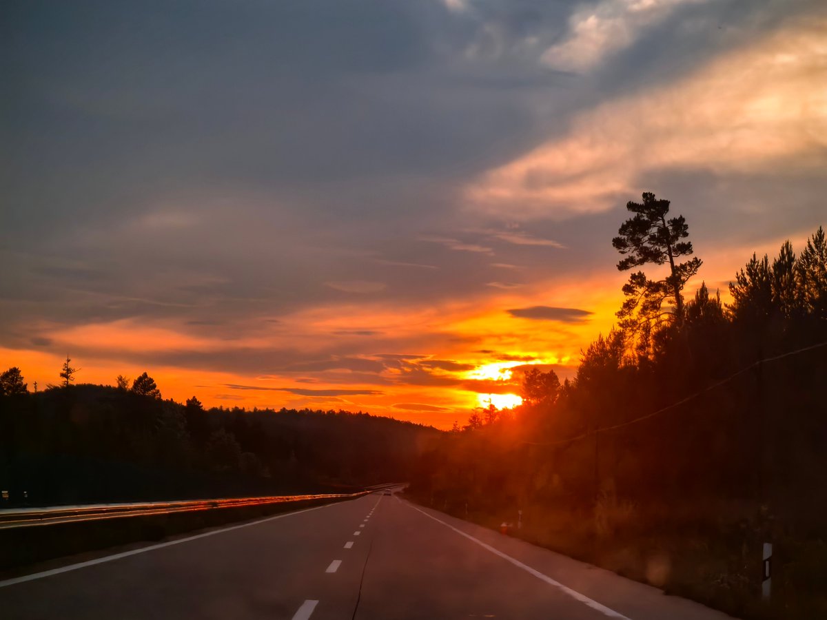 sullivan_l67647's tweet photo. Just wrapped up a perfect coastal drive at sunset—warm breeze, salt air, and endless blue views hit different! , https://t.co/tJCNV5isiR