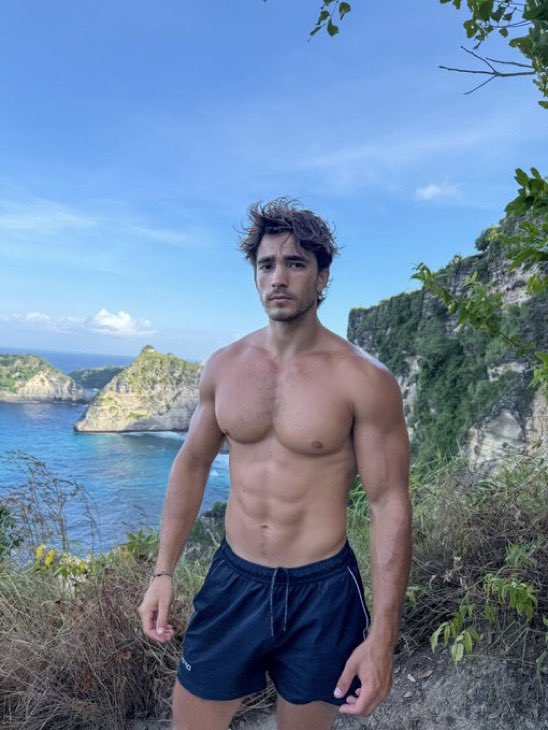 hotdudeszone's tweet photo. who is this mannn https://t.co/rTNBjNDM8H