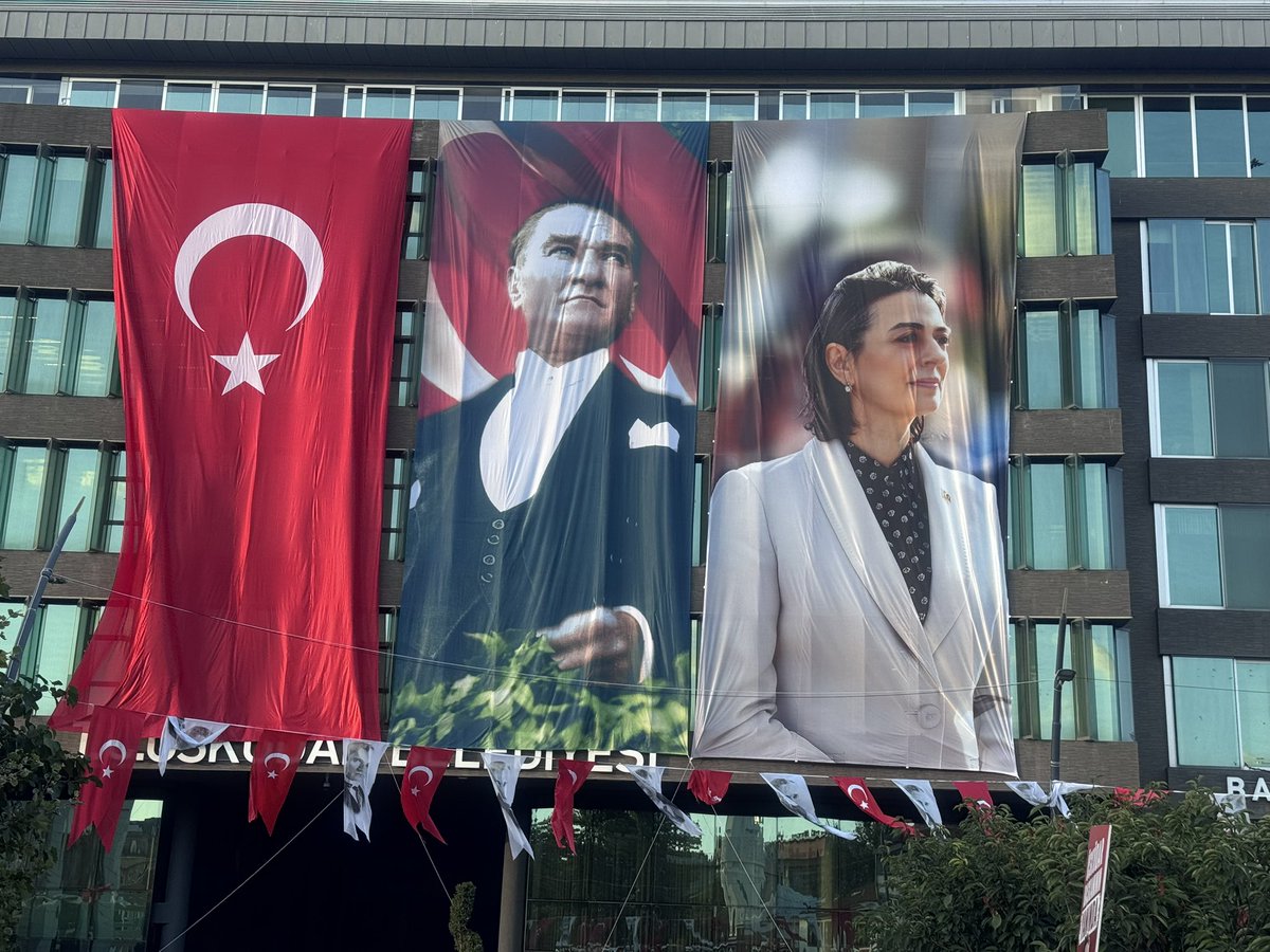 nasuhbektas's tweet photo. Sinem  Dedetaş “benim durduğum yerde durmaktan çekinenler olabilir. Ama ben bir cumhuriyet kadını olarak dimdik buradayım, korkmuyorum. Adalet için savaşan herkes burada”
@sdedetas https://t.co/bxVwsUB9GB