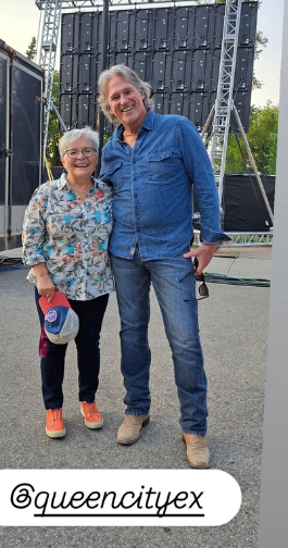 620ckrm's tweet photo. Great evening at @Queencityex #CollinRaye @billydean 90's country at its best and THANK YOU for chatting Thursday am Billy! @GOHarvardMedia #roadtrips are soul food! @peppygreen81 https://t.co/zLo3UbHVIn