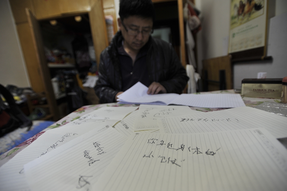 ahmed74205099's tweet photo. 整理旧物意外翻出初中写的满满一本日记，没有丢冗余，只挑有温度的留下，断舍离后空间清透了，心情也轻了～ https://t.co/BIRteU73nh
