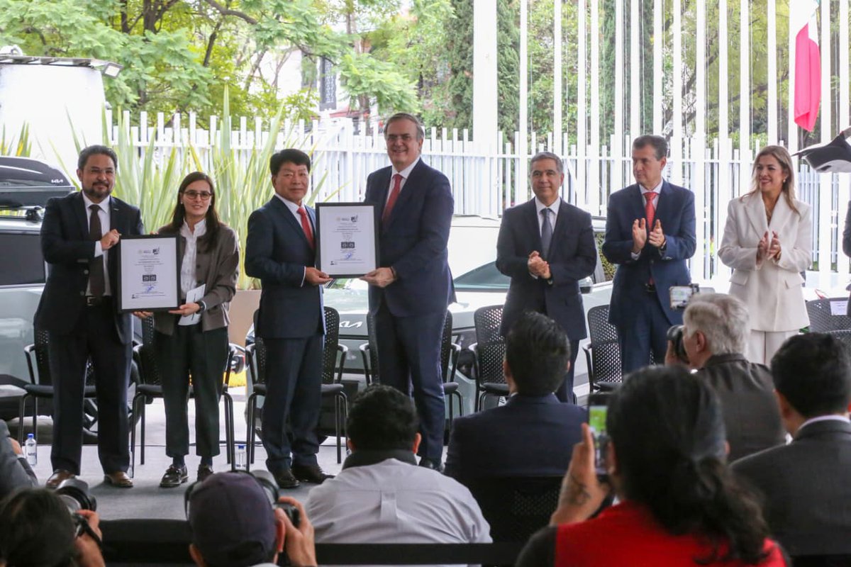 RGarza_AMIA's tweet photo. Agradezco al Secretario de Economía, @m_ebrard, la invitación a participar en la demostración de la Unidad KIA Sub EV3. 

Esta inversión es una muestra de confianza en nuestro país y refleja la competitividad, el talento y la sólida cadena de proveeduría que la industria automotriz ha construido durante las últimas décadas, atributos que mantienen a México como un destino estratégico para la manufactura de vehículos.

También, este proyecto confirma que la transición hacia las nuevas tecnologías de movilidad es una realidad y que México cuenta con las capacidades para mantener su competitividad global en la industria automotriz. 

Asimismo, reconozco el diálogo y la coordinación entre autoridades e industria como elementos clave para fortalecer al sector y afrontar los retos de la transición hacia nuevas tecnologías de movilidad.

#MotorDeMéxico #UnaIndustriaEnMovimiento #IndustriaAutomotriz

@AmiaMexico 
@SE_mx