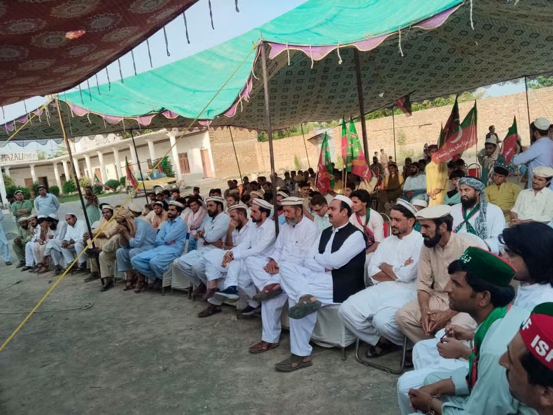 DawarAllama's tweet photo. پی کے 103 شمالی وزیرستان کے عوامی ایم پی اے علامہ اقبال داوڑ کی ہدایت پر 5 اگست کے جلسے کی تیاریوں کے سلسلے میں حسوخیل غزالی پبلک اسکول میں ایک اہم مشاورتی اجلاس منعقد ہوا. 

اجلاس میں مدر پارٹی، انصاف سٹوڈنٹس فیڈریشن (ISF)، یوتھ ونگ سمیت مختلف علاقوں کے ذمہ داران، کارکنان اور نوجوانوں نے بھرپور شرکت کی. 

اجلاس کے دوران 5 اگست کے جلسے کی اہمیت، عوامی رابطہ مہم، کارکنان کی ذمہ داریوں، نقل و حمل کے انتظامات اور جلسے میں زیادہ سے زیادہ شرکت کو یقینی بنانے کے حوالے سے تفصیلی مشاورت کی گئی۔
اجلاس سے خطاب کرتے ہوئے مقررین نے کہا کہ 5 اگست کا جلسہ عوامی امنگوں، آئینی جدوجہد اور جمہوری اقدار کے اظہار کا اہم موقع ہے. اس مقصد کے لیے ہر کارکن اپنی ذمہ داری کو احسن انداز میں نبھائے اور زیادہ سے زیادہ لوگوں تک جلسے کا پیغام پہنچائے تاکہ پی کے 103 شمالی وزیرستان سے بھرپور عوامی شرکت یقینی بنائی جا سکے. 

شرکاء نے اس عزم کا اظہار کیا کہ علامہ اقبال داوڑ کی قیادت میں شمالی وزیرستان کے کارکن بھرپور اتحاد، نظم و ضبط اور جوش و جذبے کے ساتھ 5 اگست کے جلسے میں شرکت کریں گے اور جلسے کو کامیاب بنانے کے لیے اپنی تمام تر صلاحیتیں بروئے کار لائیں گے. 

اجلاس کے اختتام پر تمام کارکنان اور ذمہ داران کا بھرپور شرکت اور کامیاب انتظامات پر شکریہ ادا کیا گیا اور اس عزم کا اعادہ کیا گیا کہ ان شاء اللّہ 5 اگست کو پی کے 103 شمالی وزیرستان سے بڑی تعداد میں قافلے جلسے میں شریک ہوں گے.
@SohailAfridiISF 
@ImranKhanPTI