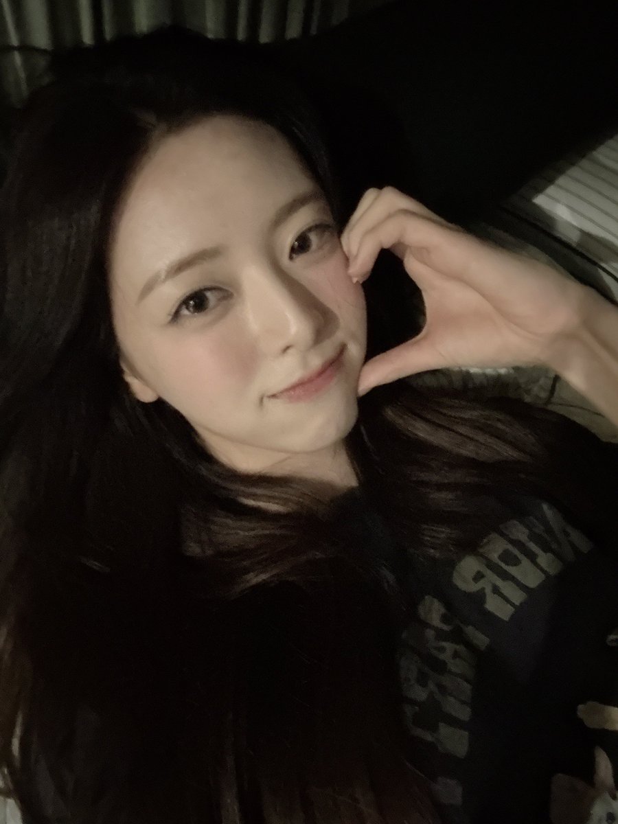 yunaspics's tweet photo. According to JYPE's latest announcement, Yuna will be absent from the group's upcoming Shenzhen fansign events after being diagnosed with inflammation following a high fever. She is currently hospitalized for treatment.

Please get well soon Yuna. We're sending you all our love🩷 https://t.co/5QCQ1cFG6j