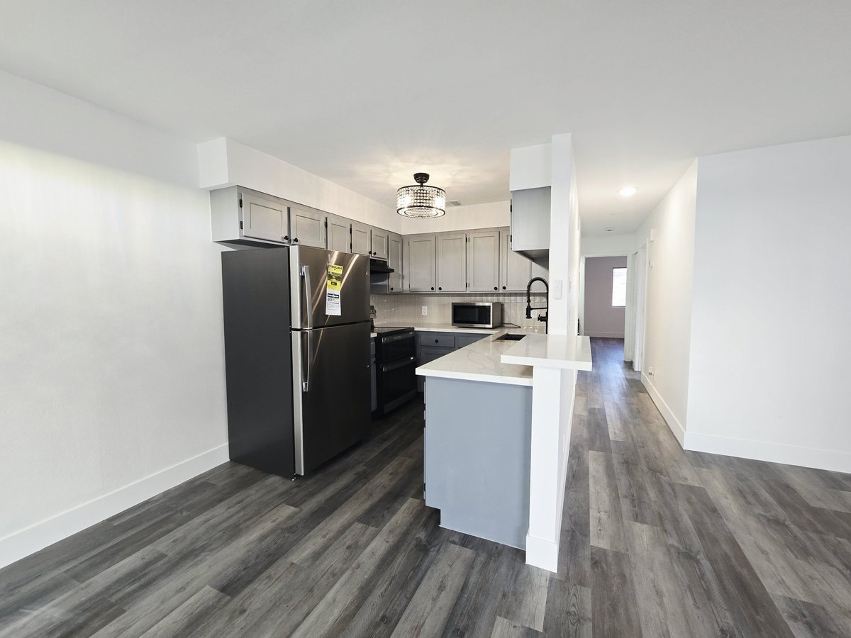 rentmaxpm's tweet photo. 🚨 NEW PROPERTY ALERT 🚨

✨ Green Valley 2BD/2BA townhome! Fully upgraded w/ stainless steel, double oven + air fryer, granite &amp; wood floors. Spa-style baths, covered patio, 1-car garage. Pool &amp; tennis 🎾

💧 Water/sewer/trash INCLUDED
📞 [YOUR PHONE NUMBER] 🌐 [YOUR WEBSITE] https://t.co/fwWheDLFb8