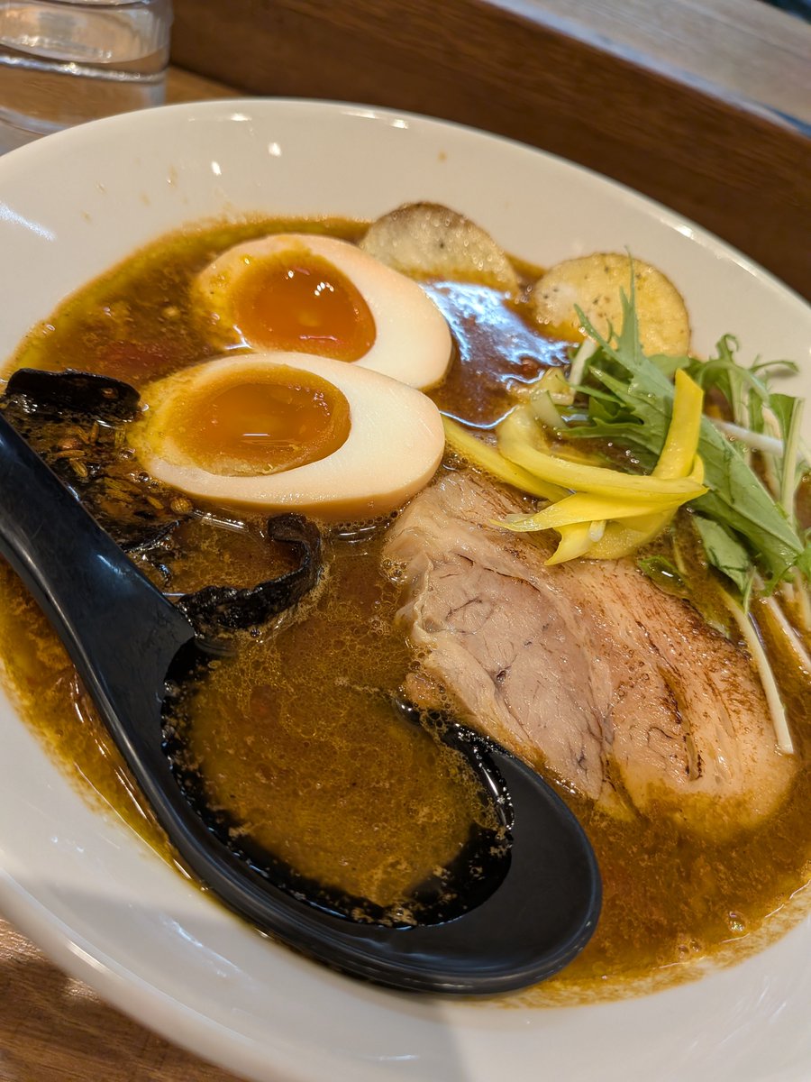 miuLAmen's tweet photo. カレーみそトマトラーメン + くんせい味玉

名前はたぶん🙄
トマトも加わり更に美味しいカレーラーメンになってます😋🍅

#ラーメン #curry #いぶし銀 #町田 https://t.co/3g3GHObdAr