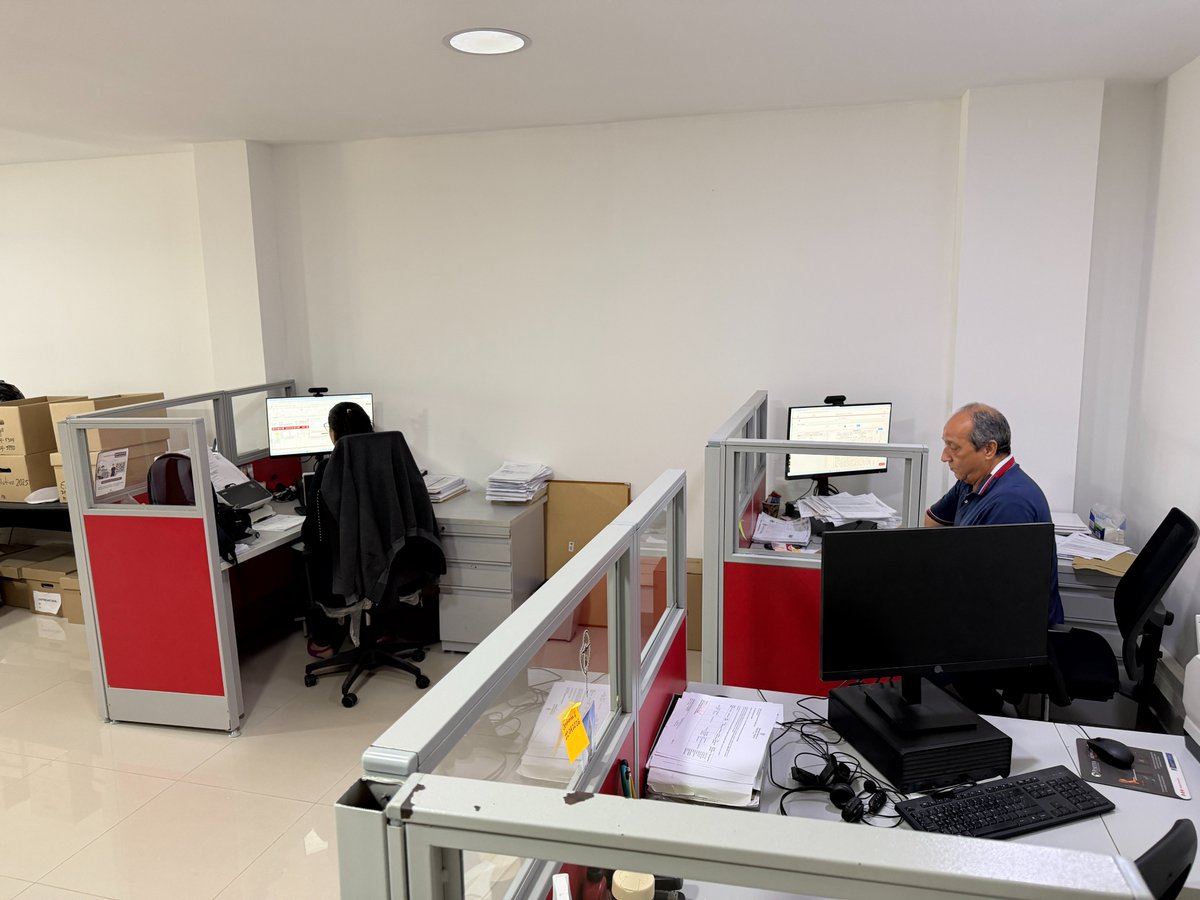 Supernotariado's tweet photo. #SNRContigo | El trabajo en el territorio continúa. 

Nuestro superintendente, Ricardo Agudelo Sedano, llegó hasta Sabanalarga, Atlántico, donde visitó la Oficina de Registro de Instrumentos Públicos para fortalecer el trabajo articulado con los equipos, conocer de primera mano sus avances y seguir impulsando un servicio más cercano, eficiente y oportuno para la ciudadanía. 🇨🇴🤝