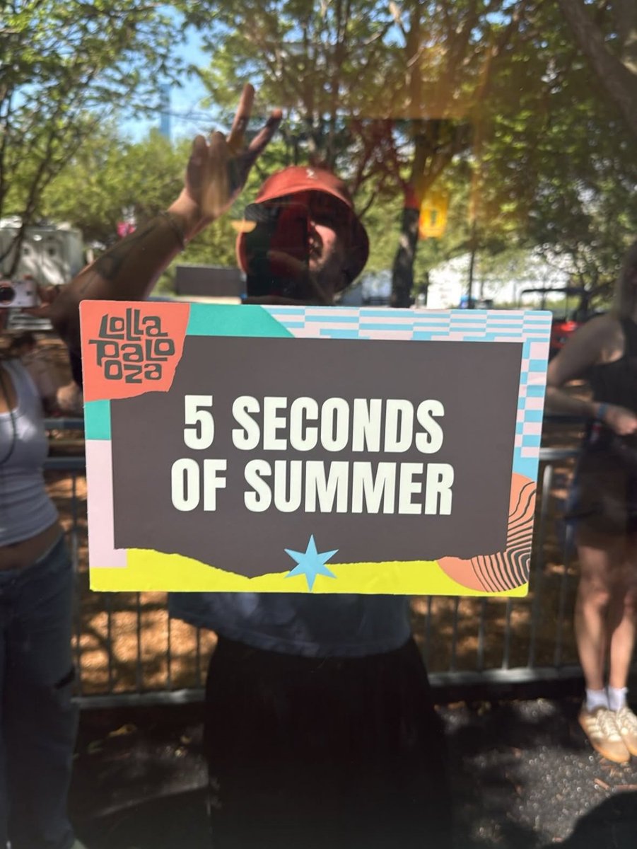 5SOSBrazil's tweet photo. A nossa Boyband favorita pronta para fazer história no Lollapalooza Chicago 🎸 https://t.co/dAMTiypOWY