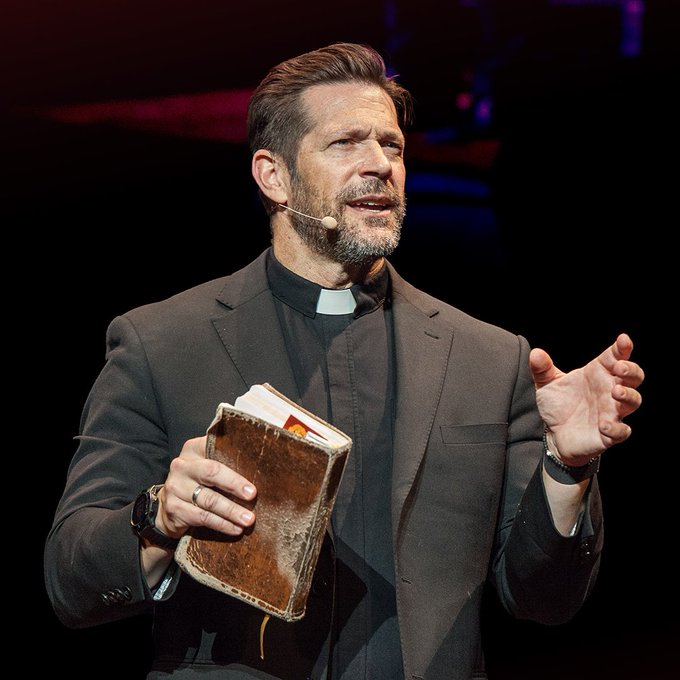 trad_west_'s tweet photo. Fr. Mike Schmitz: “Jesus is not an option. He is a necessity.” https://t.co/JhYLdjbyx3