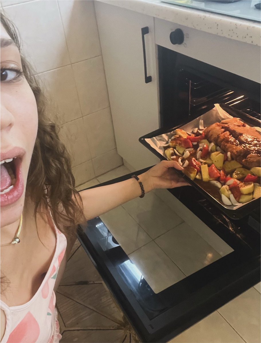 cinarrzgi's tweet photo. bu eller sadece tweet atmıyor arada babaannesine yemekte yapıyor elimin ayarı olmadığı icin 4 gün yiyecekler büyük ihtimal ama olsun https://t.co/RgF4dASkGq