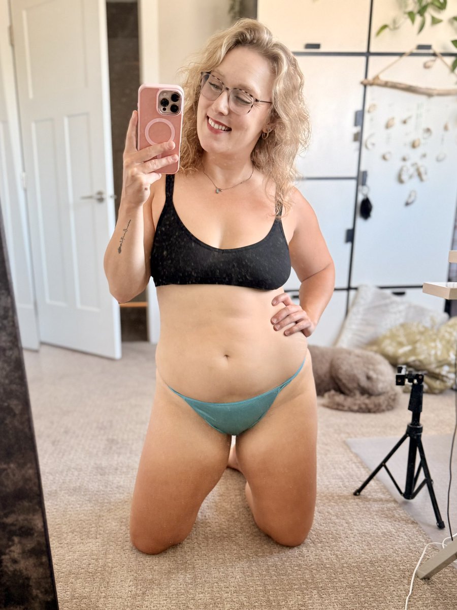 rainkumminsxo's tweet photo. I can’t decide which color I should wear today.. thoughts? https://t.co/j8NBVuVA5S