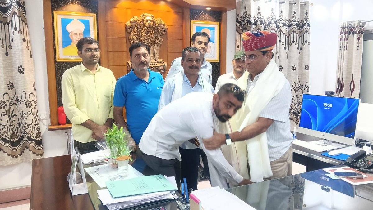 DrRamprakashSa9's tweet photo. अरे रामप्रकाश सांगवा तू बेटे तेरे पीटीआई भर्ती2022 के साथियों की इतनी ज्यादा चिंता मत कर।में तेरा सारा बकाया काम करके जाऊंगा।जाट साहब ने जो बोला वो आज बकाया सभी स्थाई���रणआदेश का काम कर दिया है। 
ये आपका कार्मिक रामप्रकाश सांगवा इस जन्म में तो आपका ये कर्ज नहीं उतार पाएगा जाट साहब। https://t.co/uZGaEmcI3d