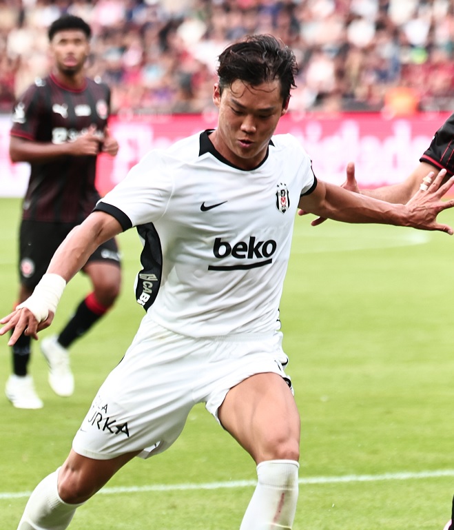 futbolarena's tweet photo. • Sahanın en çok faul yapılan futbolcusu.
• Sahanın en çok ikili mücadele kazanan futbolcusu.  
• Rakipten Erlic'i attırdı. 

Hyeon Gyu-Oh savaşıyor. 🦅 https://t.co/DPvWjv3IGs